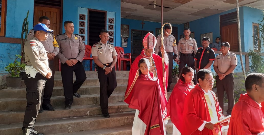 Beri Sakramen ke Ratusan Umat, Kehadiran Uskup Atambua di Laenmanen di Jaga Ketat Aparat Kepolisian