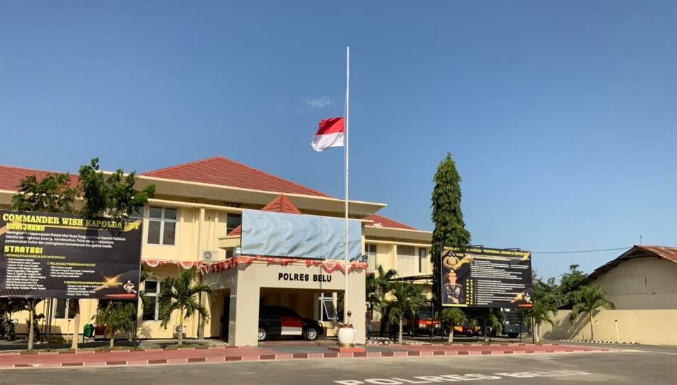 Presiden ke-3 RI BJ Habibie Wafat, Polres Belu dan Jajaran Kibarkan Bendera Setengah Tiang