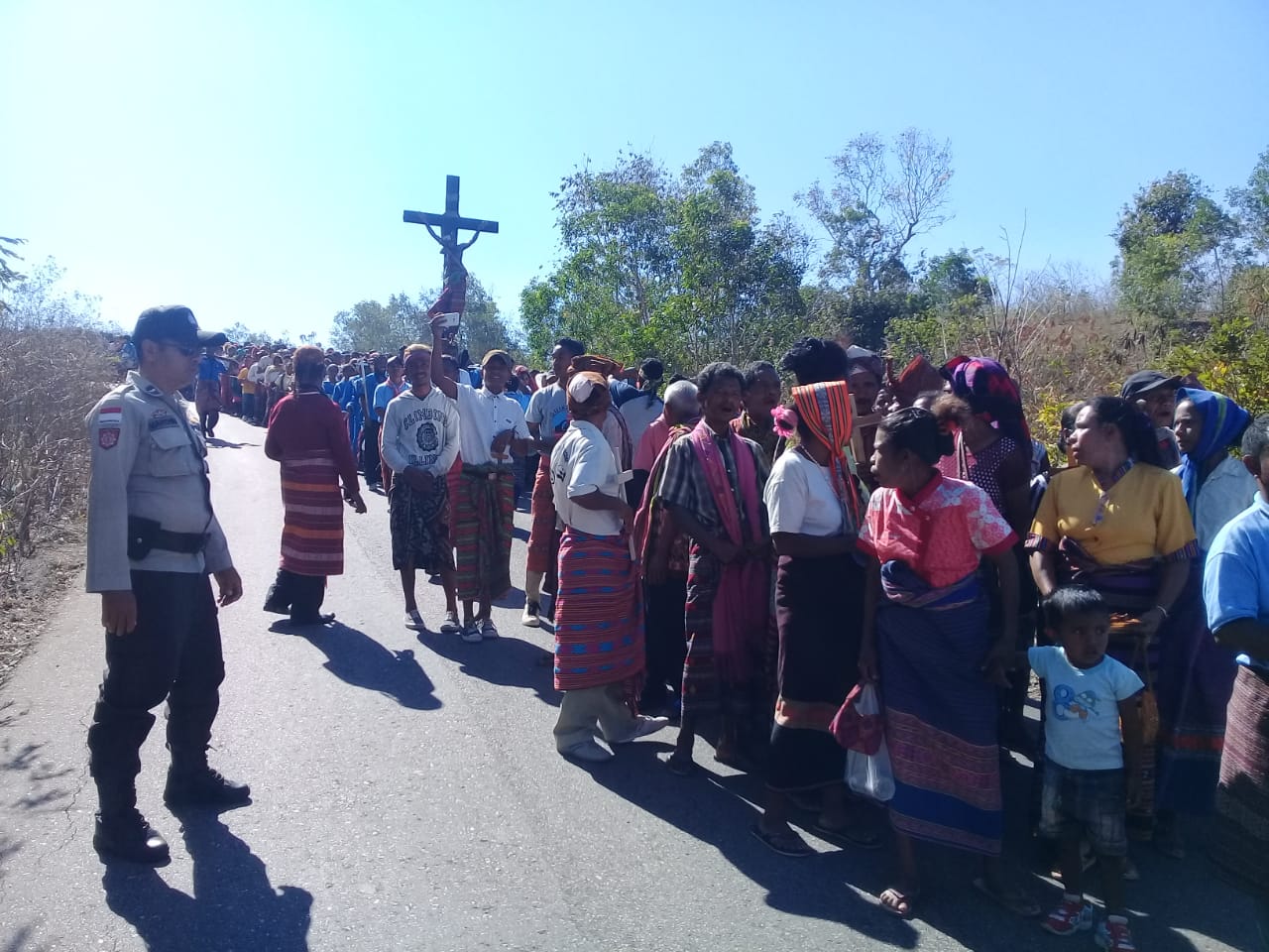 Bersinergi dengan OMK dan THS-THM, Polsek Raimanuk Kawal Perarakan Salib Suci Menuju desa Teun
