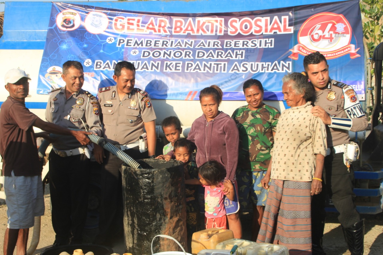 Rayakan HUT Polantas ke 64, Sat Lantas Polres Belu Salurkan Air Bersih untuk Warga Kampung Jokowi