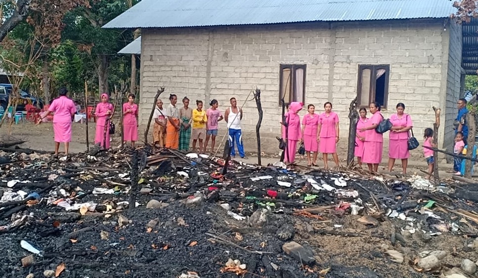 Prihatin dengan Sesama, Pengurus Bhayangkari Ranting Malaka Tengah Kunjungi Korban Kebakaran di Desa Kletek