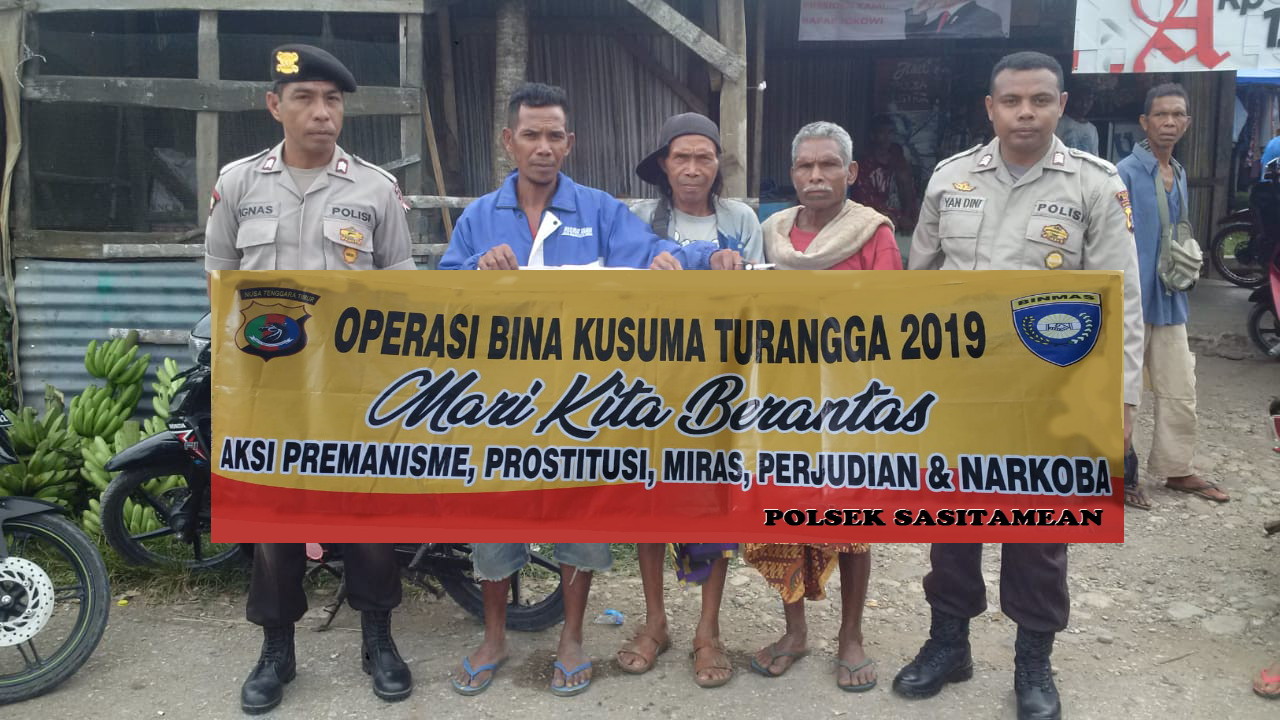 Bawa Spanduk Imbauan, Anggota Polsek Sasitamean Ajak Warga Dusun Fatubesi Perangi Penyakit Masyarakat