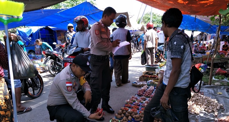 Cek Harga Sembako di Pasar Mingguan, Anggota Polsek Malaka Tengah Selipkan Penyuluhan Ops Bina Kusuma 2019