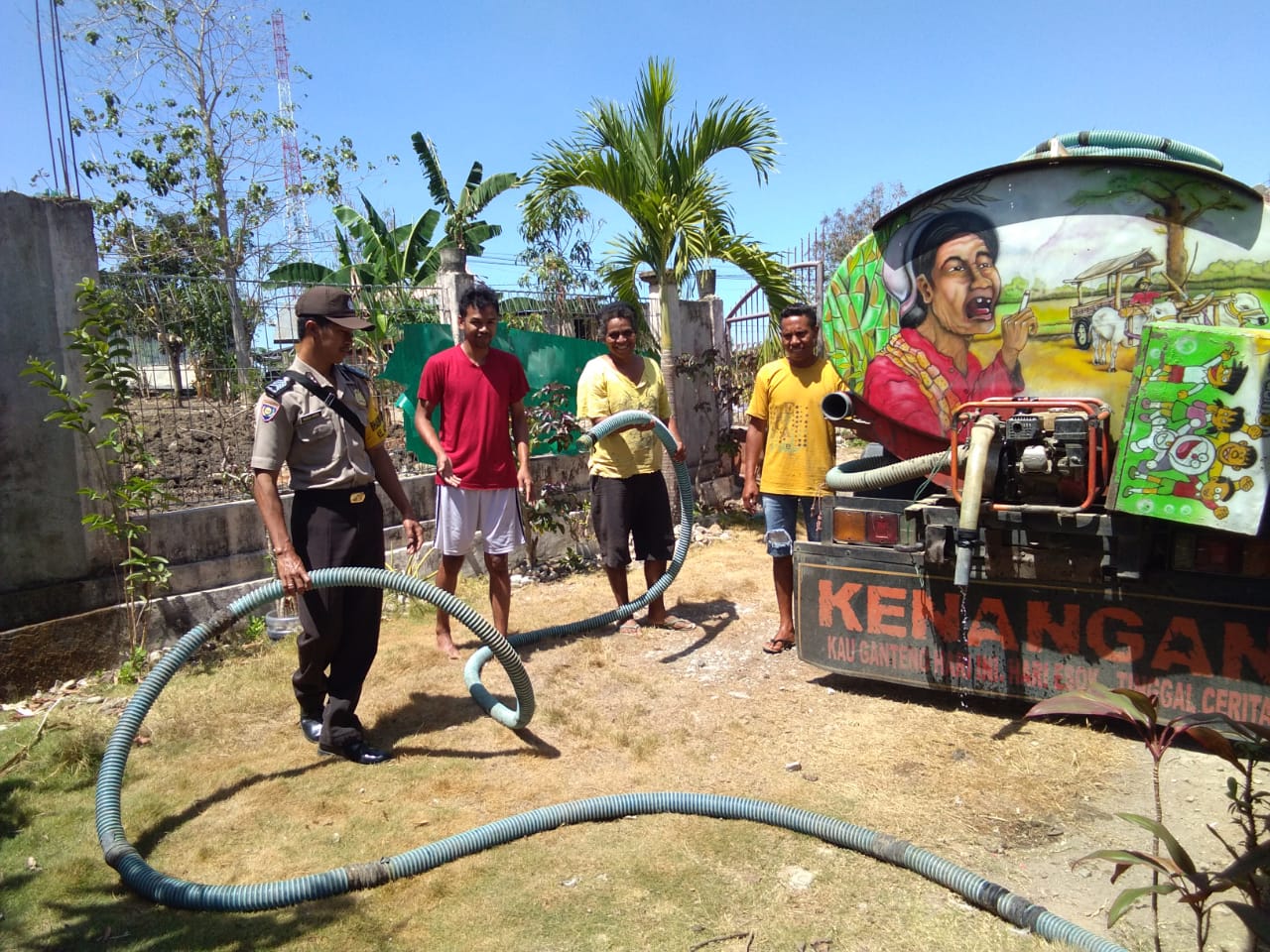Bareng Pegawai Kelurahan, BRIPKA Gabriel Markus Kawal Pendistribusian Air Bersih oleh BPBD Belu