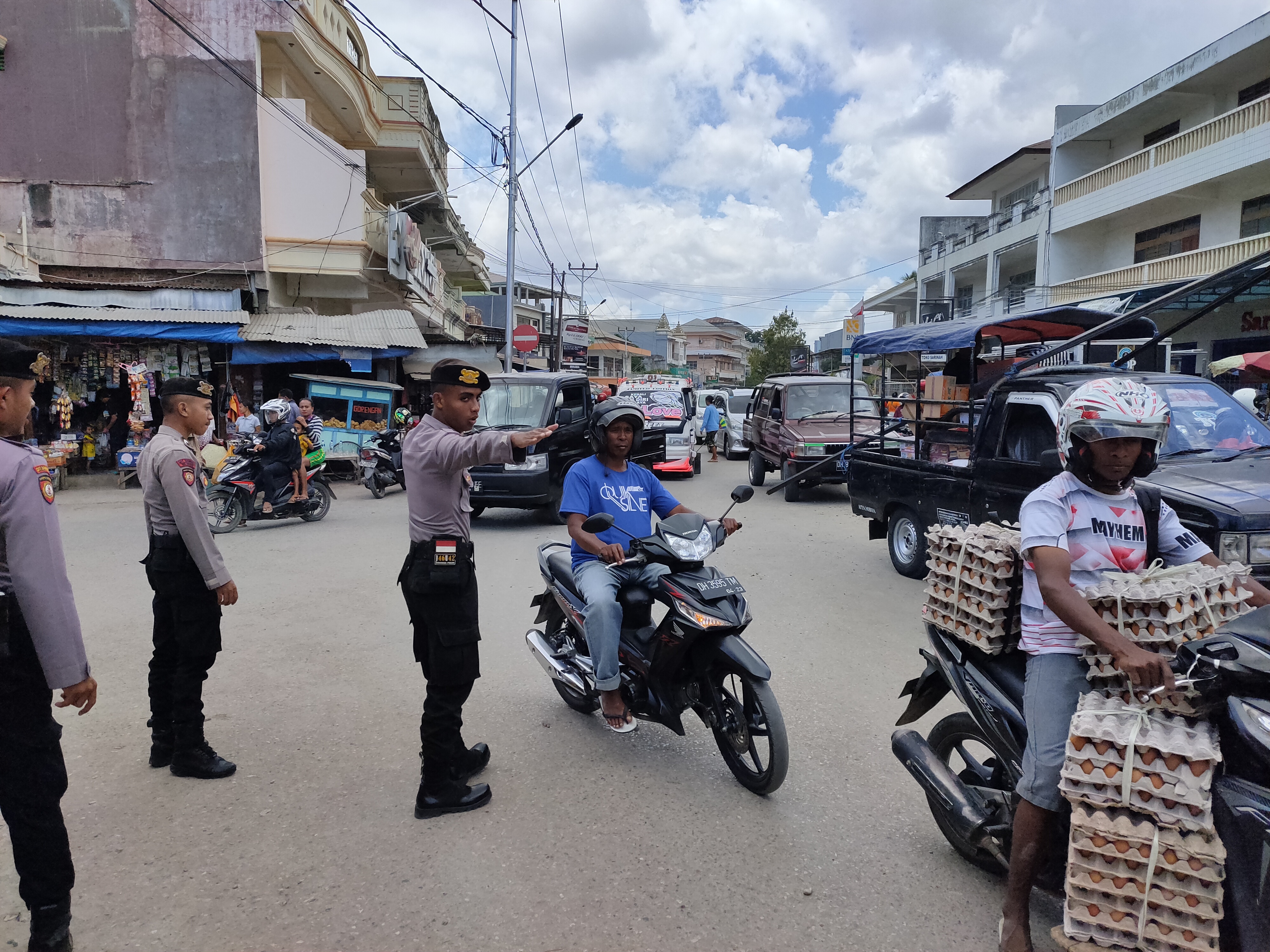 Bareng Anggota Pos Kota, Dalmas Polres Belu Urai Kemacetan di Wilayah Pasar Baru