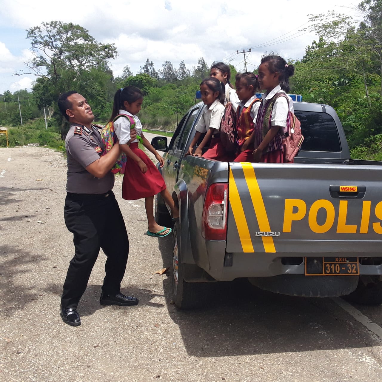 Polisi Sahabat Anak, Kapolsek Raimanuk Beri Tumpangan Gratis Pelajar SD Saat Jalan Kaki Pulang Sekolah