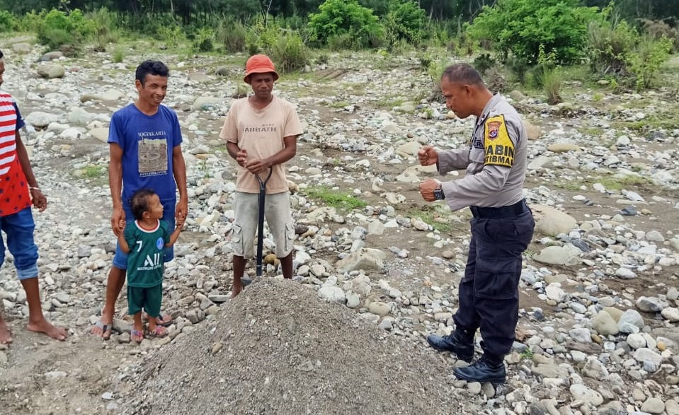 Turun ke Kali Baukama, AIPDA Remi Kala Imbau Penambang Pasir Waspadai Banjir Bandang