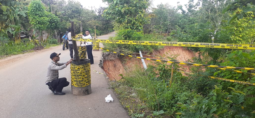 Jalan Raya Penghubung Empat Kecamatan Rusak, Anggota Polsek Tasifeto Timur Turun Pasang Garis Polisi