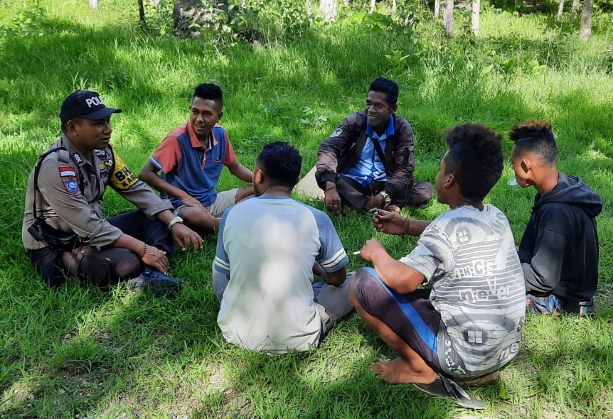 Duduk Bersama di Hamparan Rumput, Bhabinkamtibmas Polsek Lamaknen Ajak Pemuda Jauhi Penyakit Masyarakat