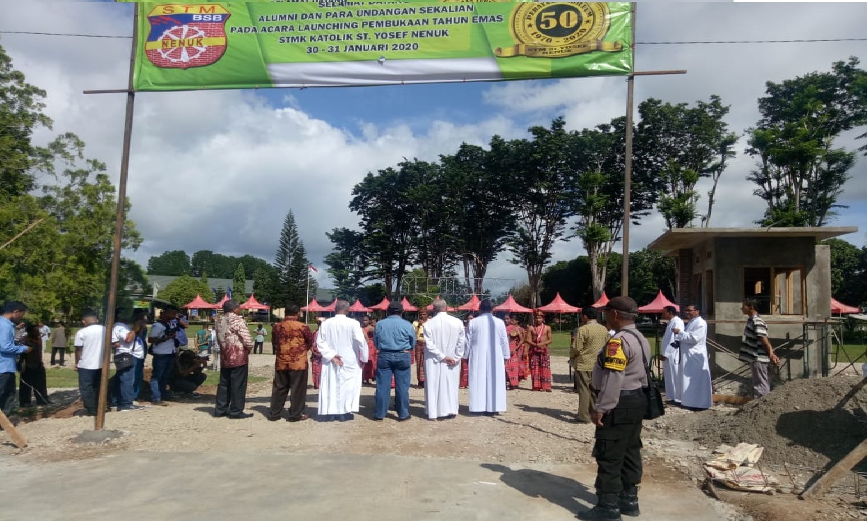 Turun Penuh, Polsek Tasifeto Barat Amankan Launching Pembukaan Pesta Emas STMK Katolik ST. Yosef Nenuk