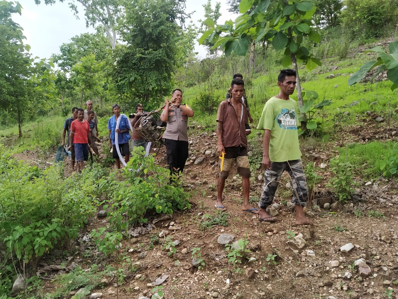 Bhabinkamtibmas Polsek Raihat Bantu Warga Perbaiki Saluran Air di Dusun Lesuaben