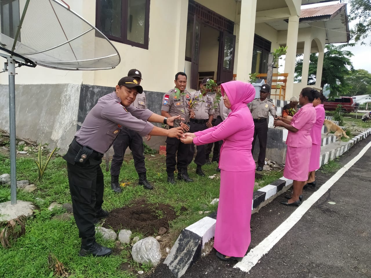 Dukung Program Penghijauan Kapolri, Polsek Raihat dan Bhayangkari Tanam Pohon di Kantor dan Asrama