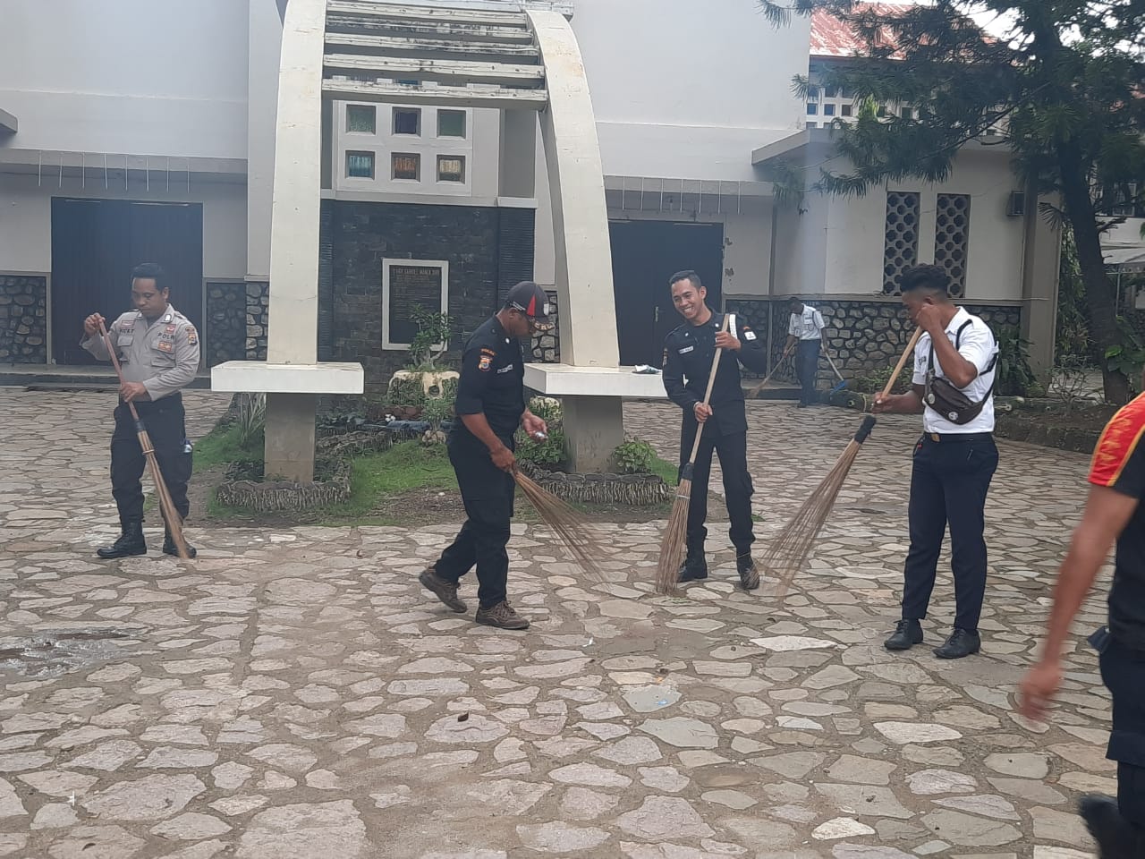 Sambut HUT Satpam ke 39, Kanit Binkamsa Sat Binmas Polres Belu Pimpin anggota Satpam Bersih-bersih di Tempat Ibadah