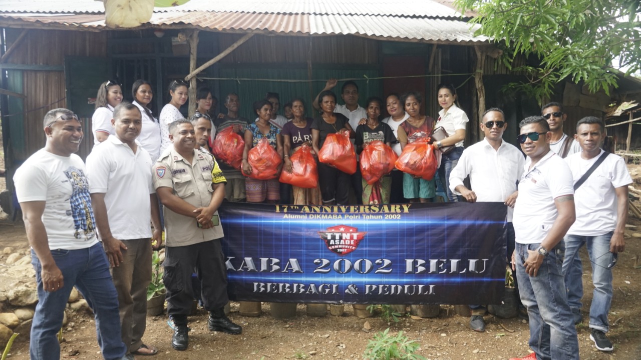 Suka Cita Natal dan 17 Tahun Mengabdi, Polisi Angkatan TTNT Anjangsana ke Warga Kurang Mampu di Dusun Salala